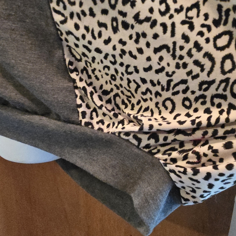 Unbranded NWOT Chic Gray Women's Top with Leopard Print SZxl - Picture 5 of 8
